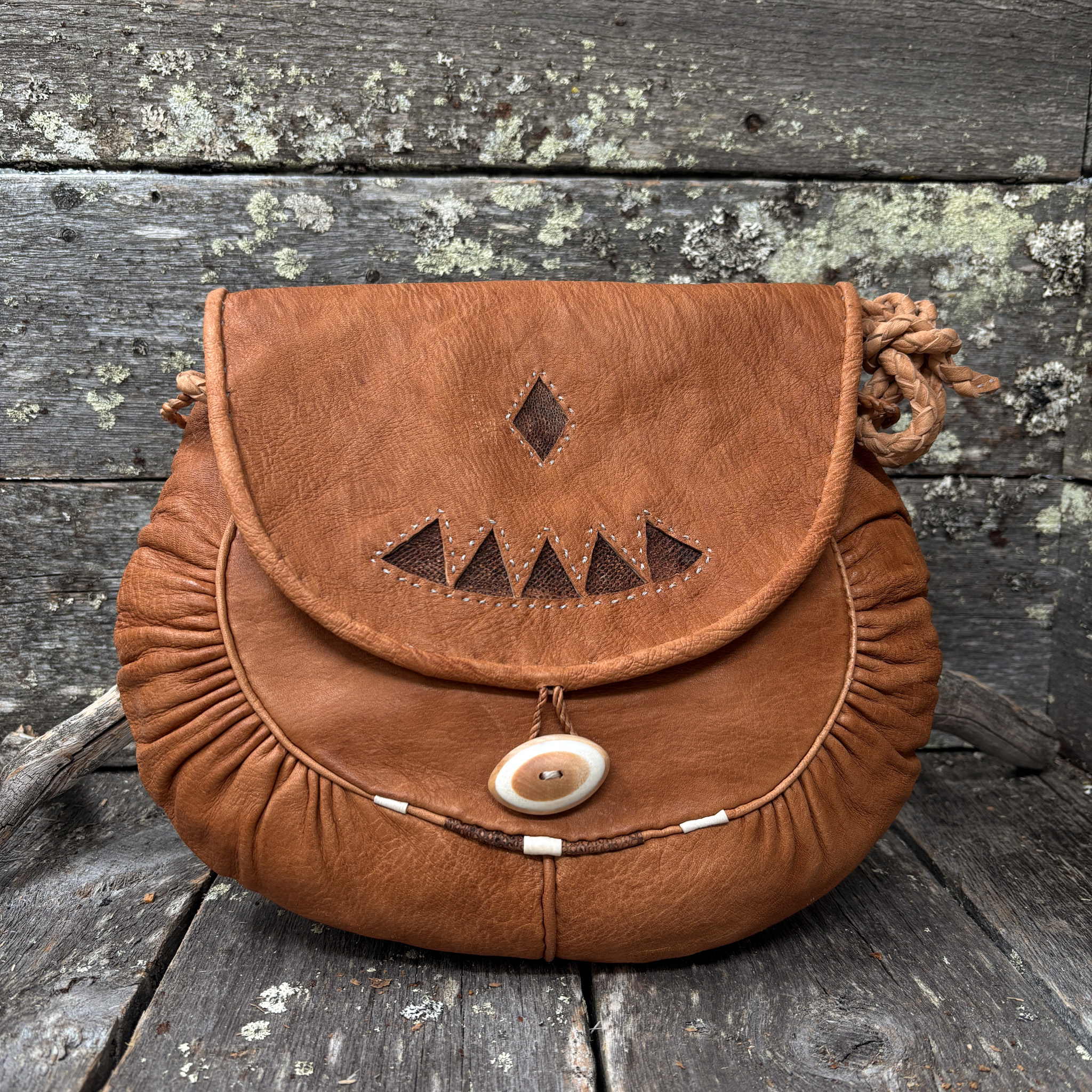 Iso käsilaukku madekoristeilla, Maria Aikio