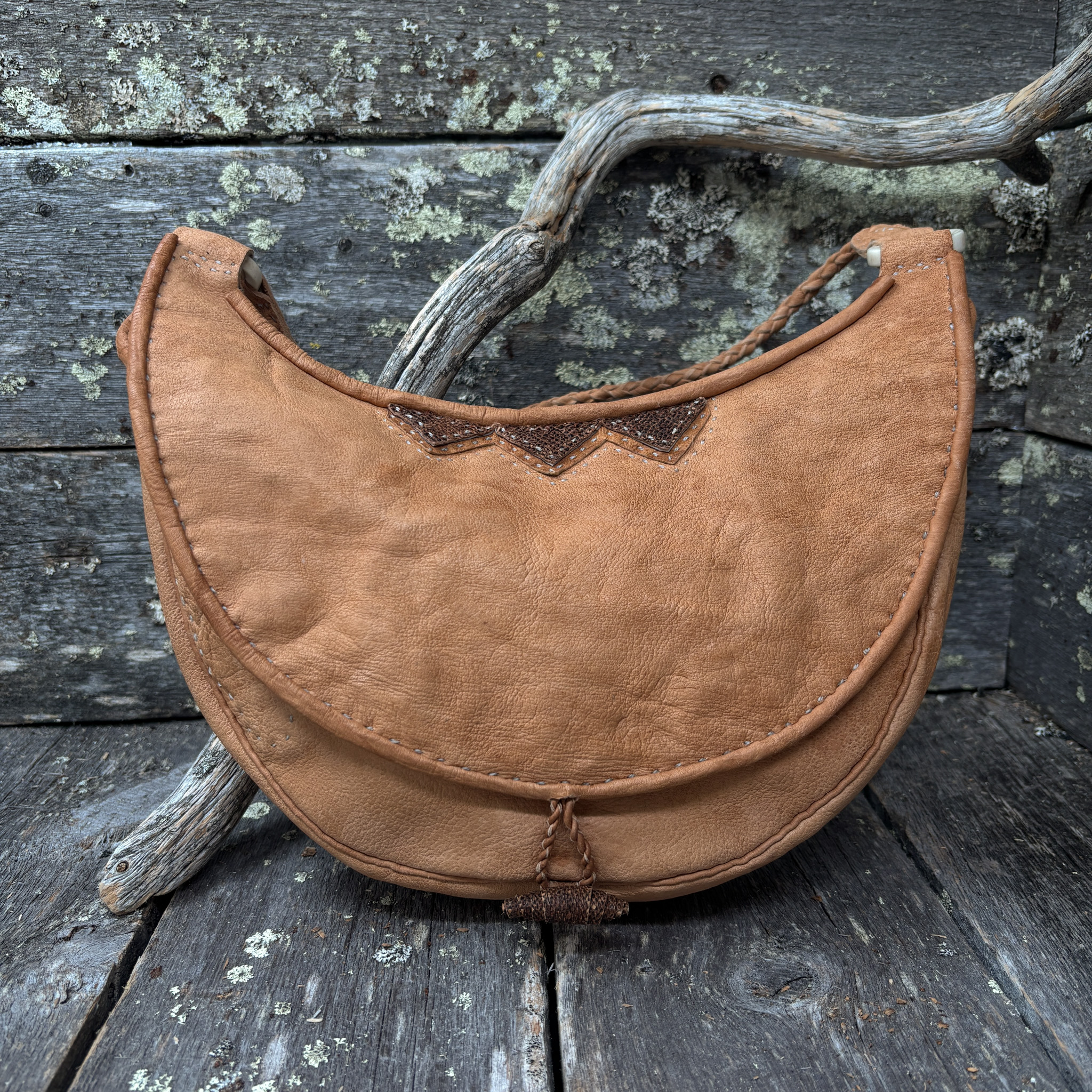 Tupakkalaukku madekoristeilla, Maria Aikio