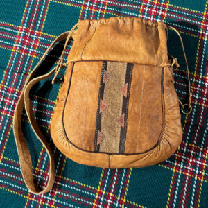 Iso laukku lohikoristeilla, Maria Aikio