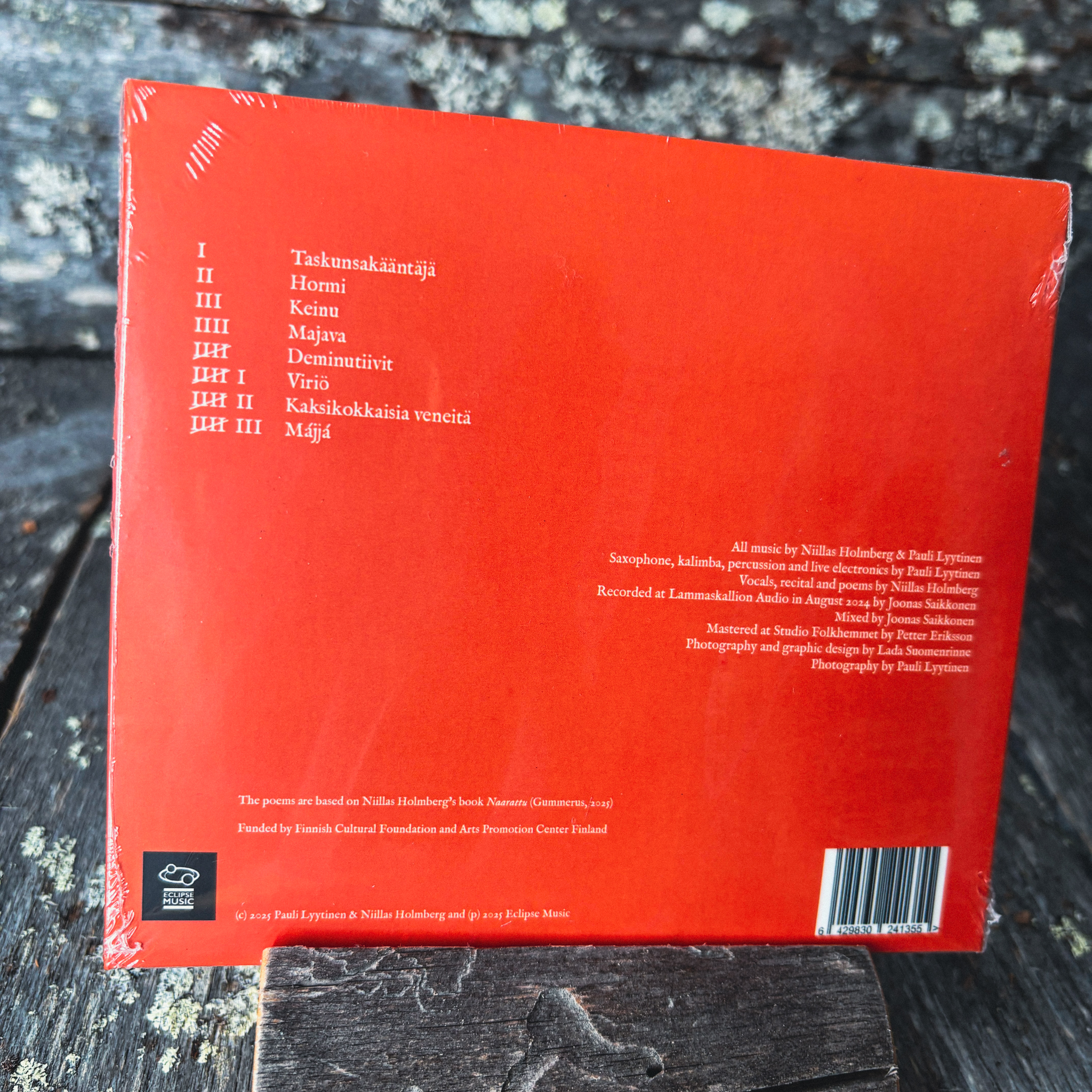CD-levyn takakansi, jossa oranssi tausta ja levyn tiedot valkoisella tekstillä
