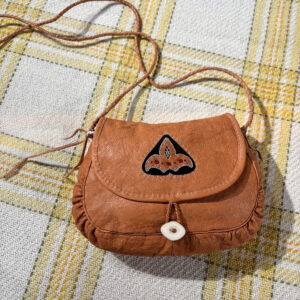 Sisnalaukku, punaiset helmet, Olga Kangasniemi