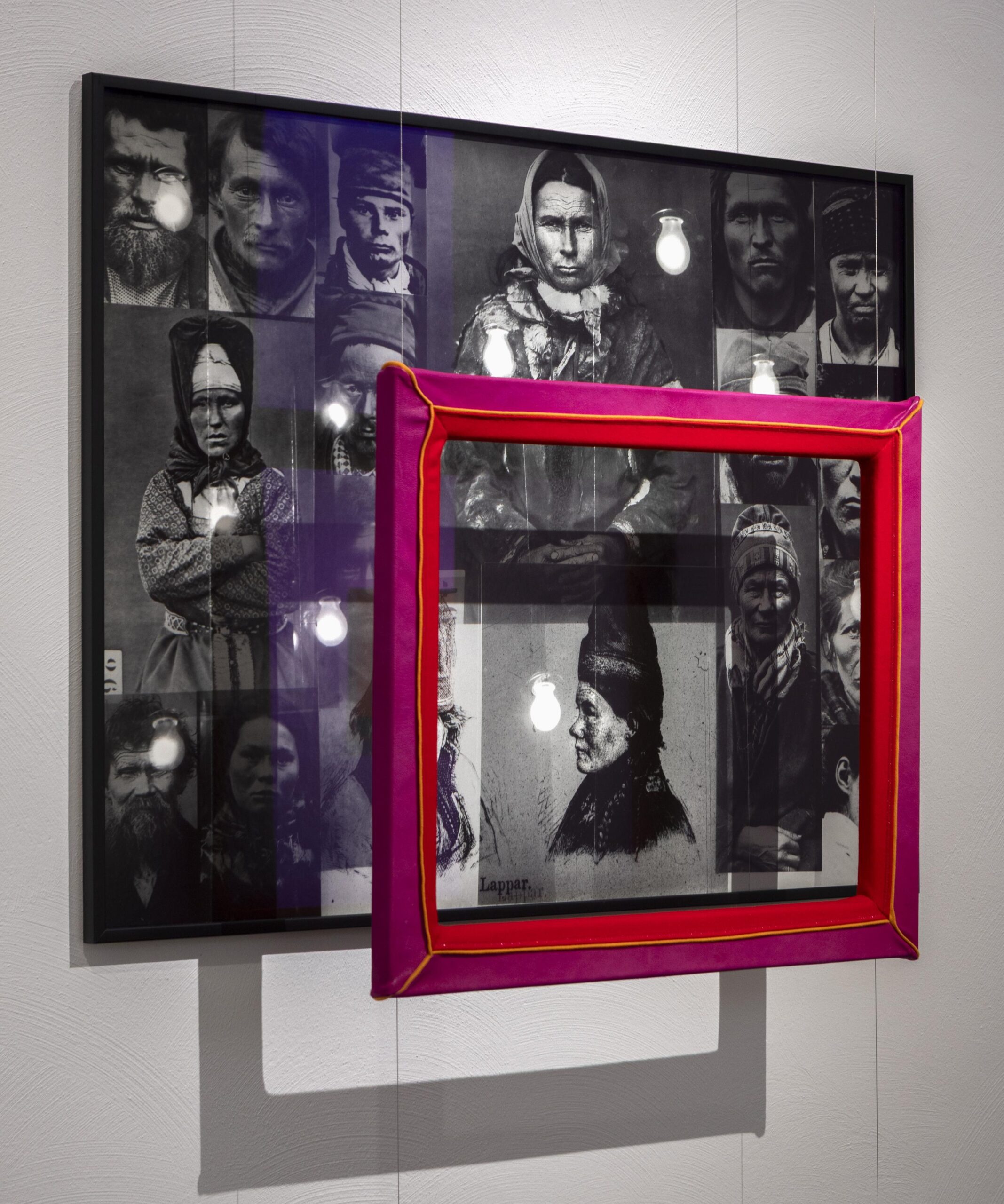 Kuvassa on mustavalkoinen valokuva, jossa on useita ihmisiä. Osittain kuvan edessä on punainen nelikumainen kehys