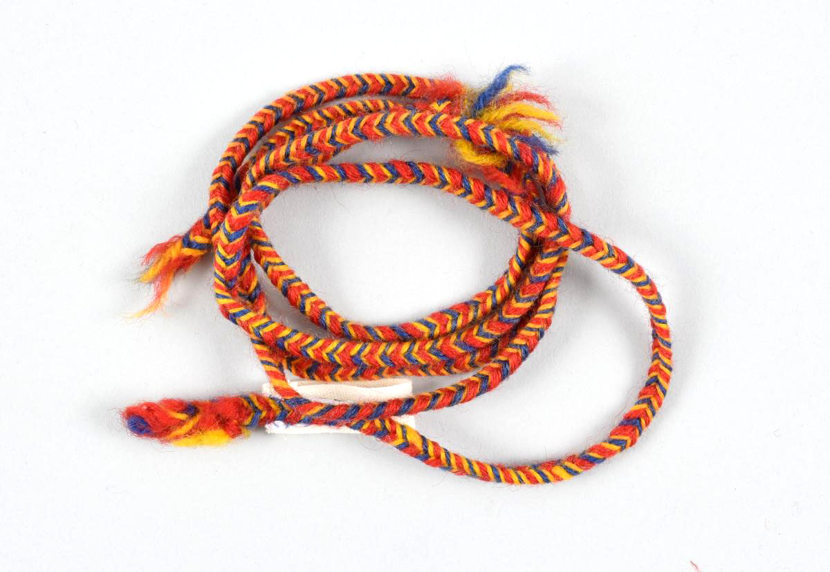 Kuvassa on kerällä oleva monivärinen nauha