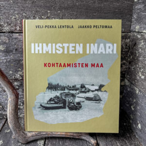 Kirjan etukansi, jossa mustavalkoinen kuva. Kuvattu harmaalla kelotaustalla