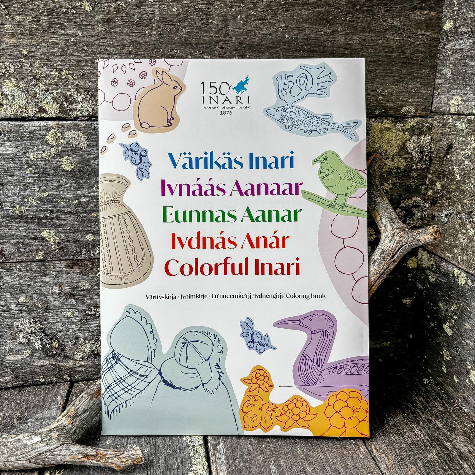 Kelopuisessa taustassa yksi värikkään värityskirjan kansi