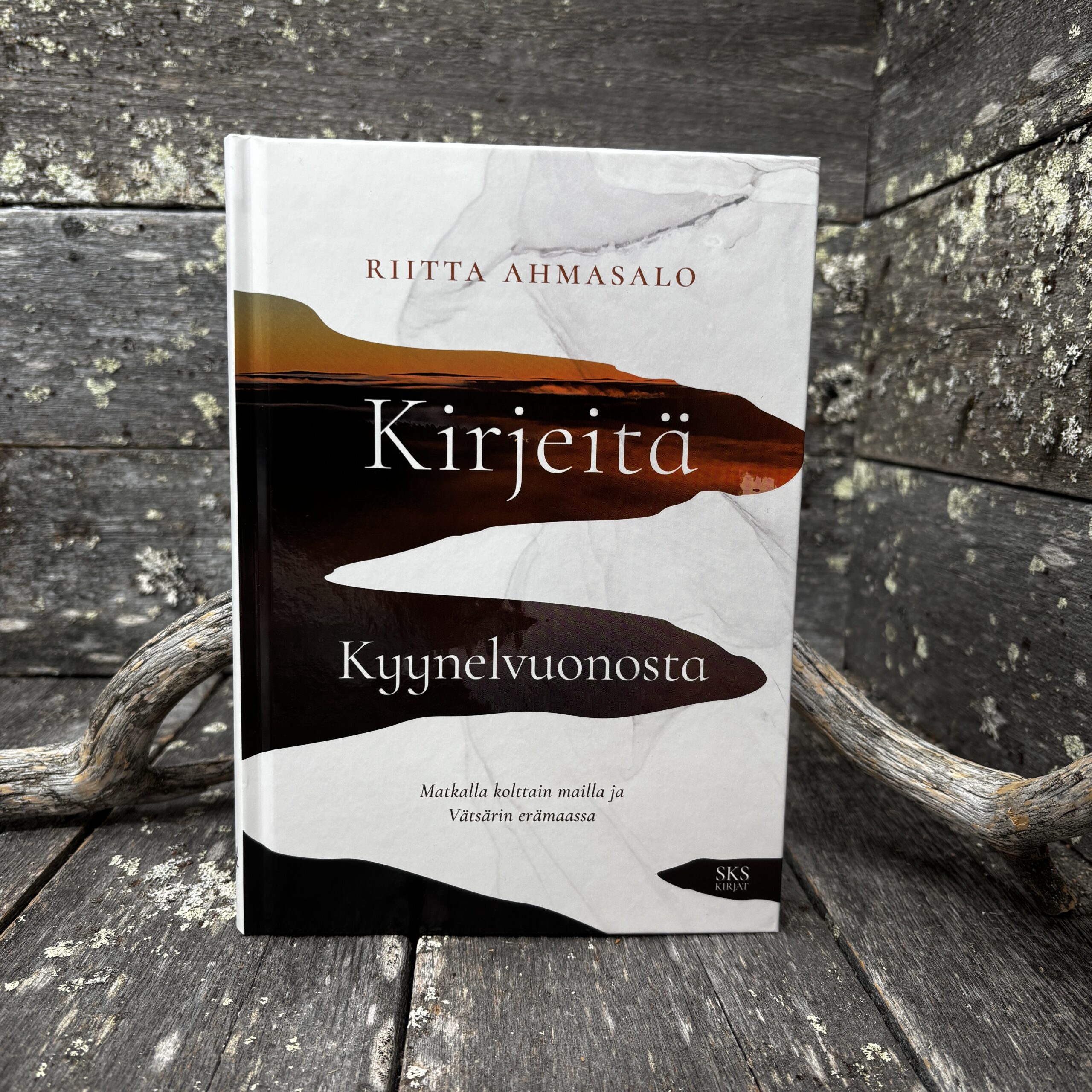 Kirjeitä Kyynelvuonosta — Matkalla kolttain mailla ja Vätsärin erämaassa, Ahmaslo
